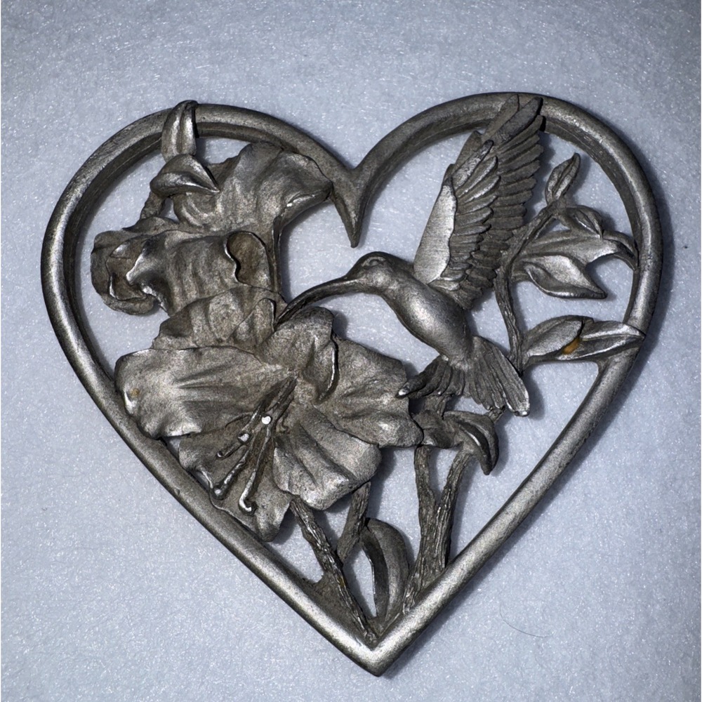 SIGNED SPOONIQUES PEWTER HUMMINGBIRD FLOWERS‎ HEART SHAPED ORNAMENT 7428